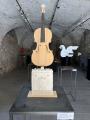 [01] Ivan Theimer, 'La risonanza originaria', 2022, terracotta con base di cipresso e violino